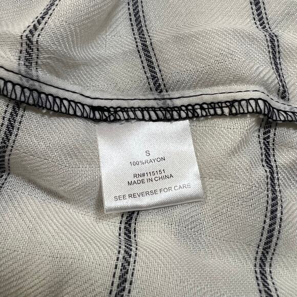 Romeo & Juliet Couture Stripe Lightweight Button Up Shirt Size Small NEW Coastal - Picture 5 of 8